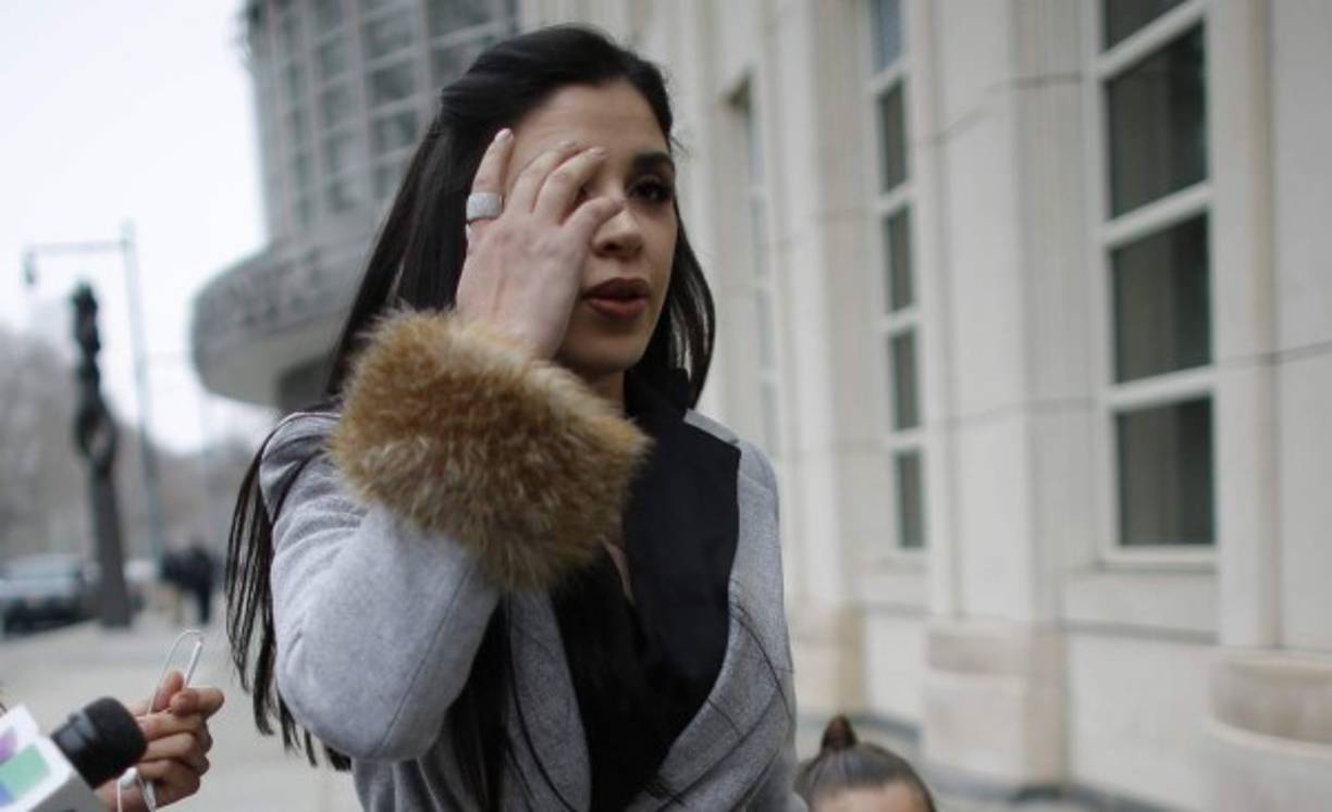Emma ha asistido a todas las audiencias del capo en Nueva York, donde según medios locales, 'El Chapo' la busca ansiosamente con la mirada entre los asistentes para dedicarle una sonrisa desde el banquillo de los acusados.