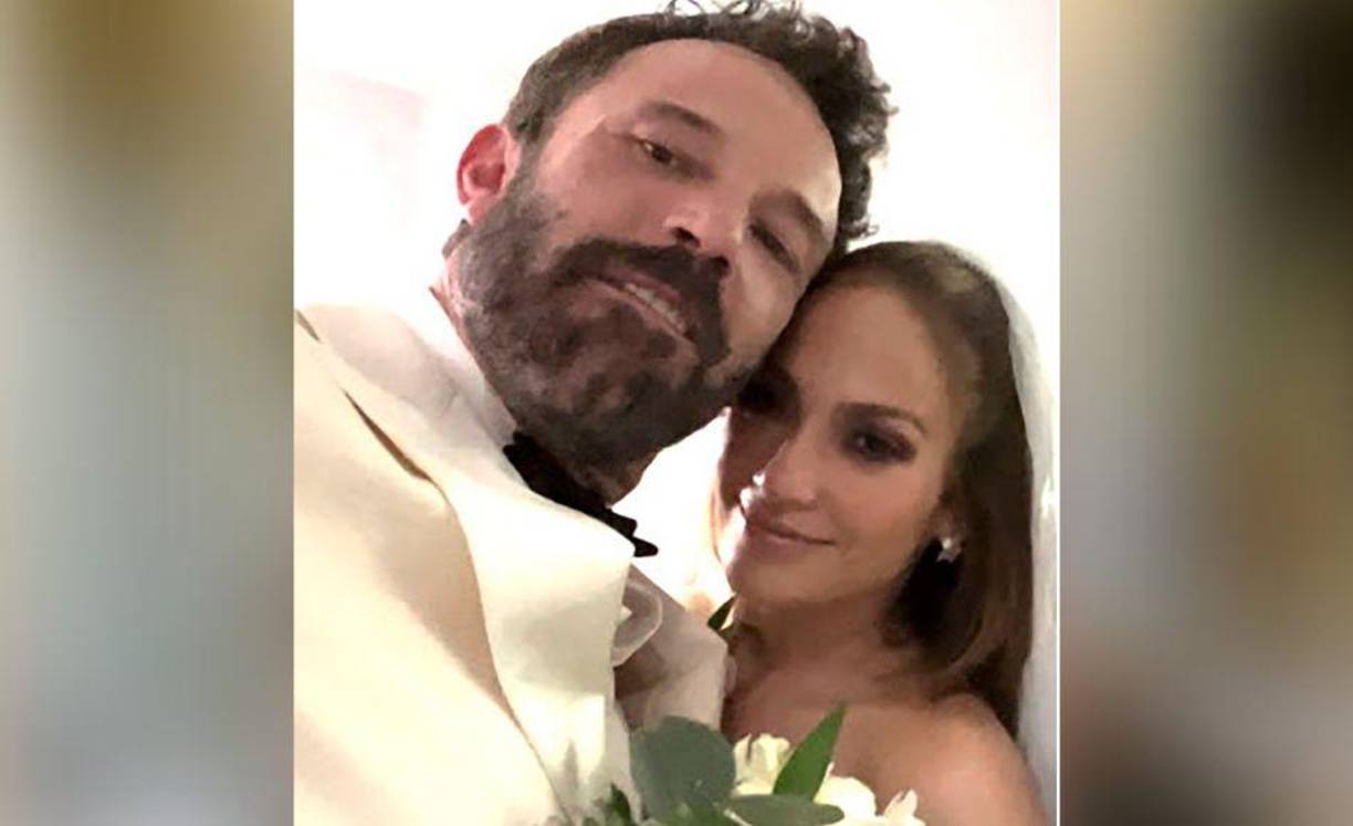 La cantante de “On the Floor” usó un vestido de novia de encaje blanco con hombros descubiertos de la colección nupcial Primavera Verano 2023 de Zuhair Murad.