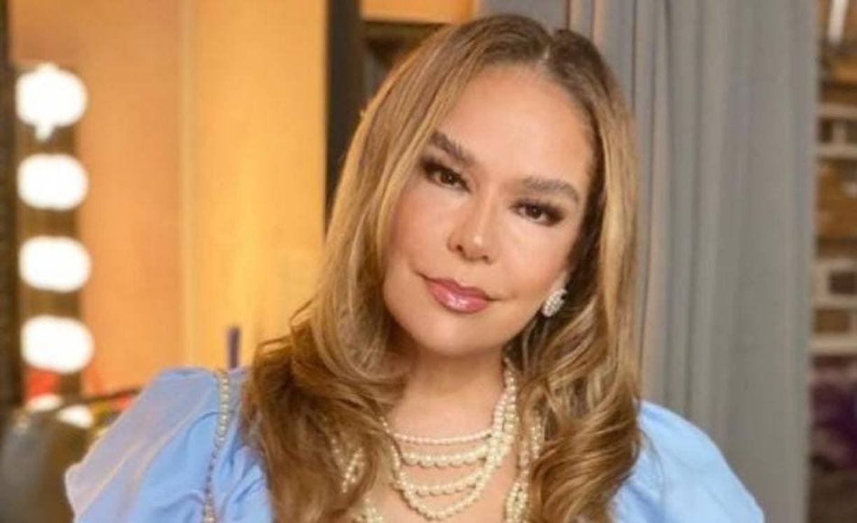 La relación entre ambos iría viento en popa, tanto así que Elisa Beristain, de Chisme No Like, aseguró que el cantante de “Botella tras botella” presentó a su novia con sus papás a través de una videollamada.