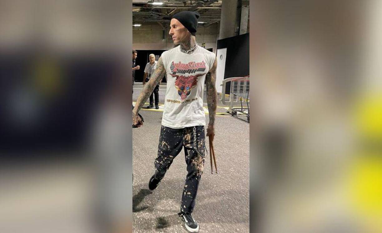 Barker vestía una camiseta vintage de Judas Priest, un collar de cadena de plata, zapatillas negras y un gorro a juego, y un par de pantalones negros pintados con manchas de lejía.