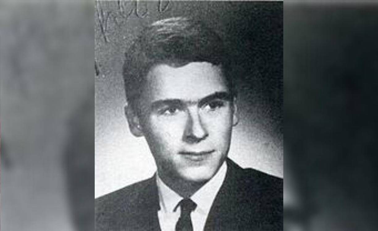 La infancia de Theodore (Ted) Bundy estuvo marcada por una gran mentira. Sus abuelos asumieron la identidad de auténticos progenitores para ocultar una maternidad inmoral ante la sociedad. Una protección moral paradójica, considerando los actos que se desarrollaban en el interior del falso hogar: su abuelo era un hombre violento, aficionado a la pornografía y al maltrato humano y animal, actitudes que no escondía ante los ojos de su hijo/nieto.