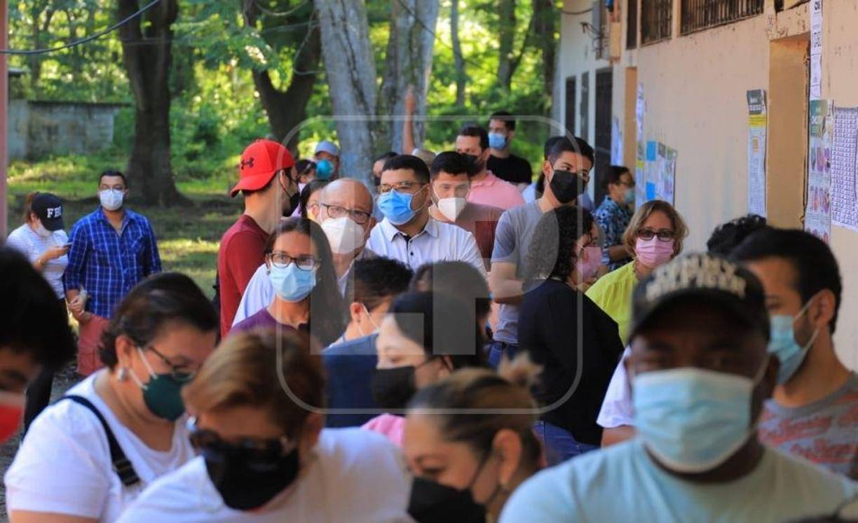 Largas filas y el irrespeto a la sana distancia se puede observar en algunos centros de votación.