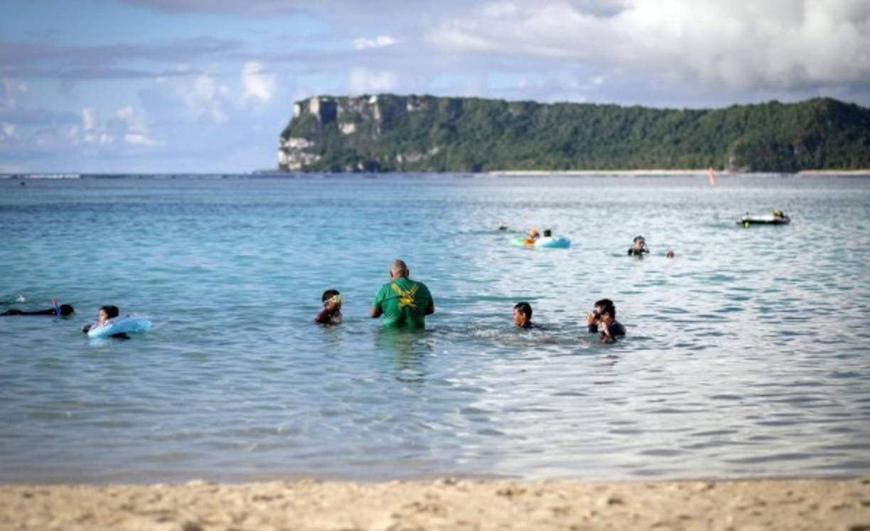 En Agaña, la capital, los habitantes parecen tomarse las amenazas norcoreanas con resignación. 'Si tiene que ocurrir, ocurrirá', dice Loiue Joyce, una veinteañera que disfruta de un día de compras. '¿Nos da miedo? Sí. Pero ¿qué podemos hacer? Vivimos en una pequeña isla. No hay ningún sitio donde esconderse en caso de ataque'.