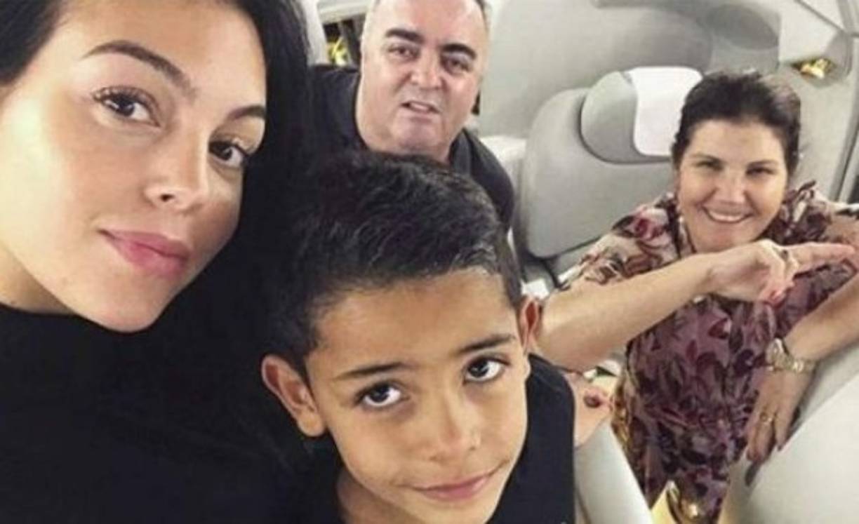 Además de compartir sus rutinas de ejercicio, Georgina también comparte sus selfies con su suegra y su hijastro mayor, Cristiano Jr.