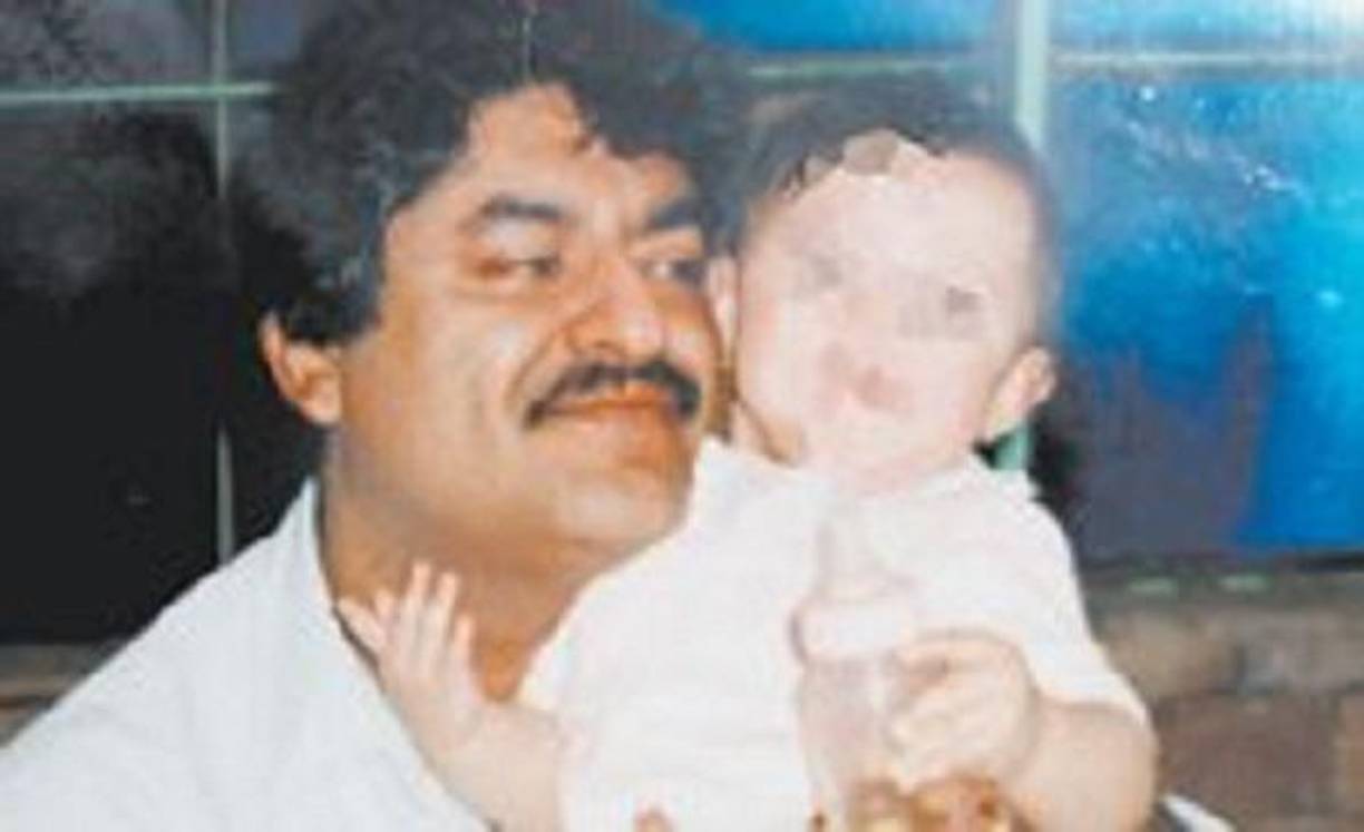 Junto a él, estaban sus socios Zambada García y Guzmán Loera; Héctor Beltrán Leyva; Vicente Carrillo Fuentes, “El Viceroy”; y Omar Treviño Morales, “Z-42”. Enfrentaba cargos por crimen organizado y tráfico de marihuana.