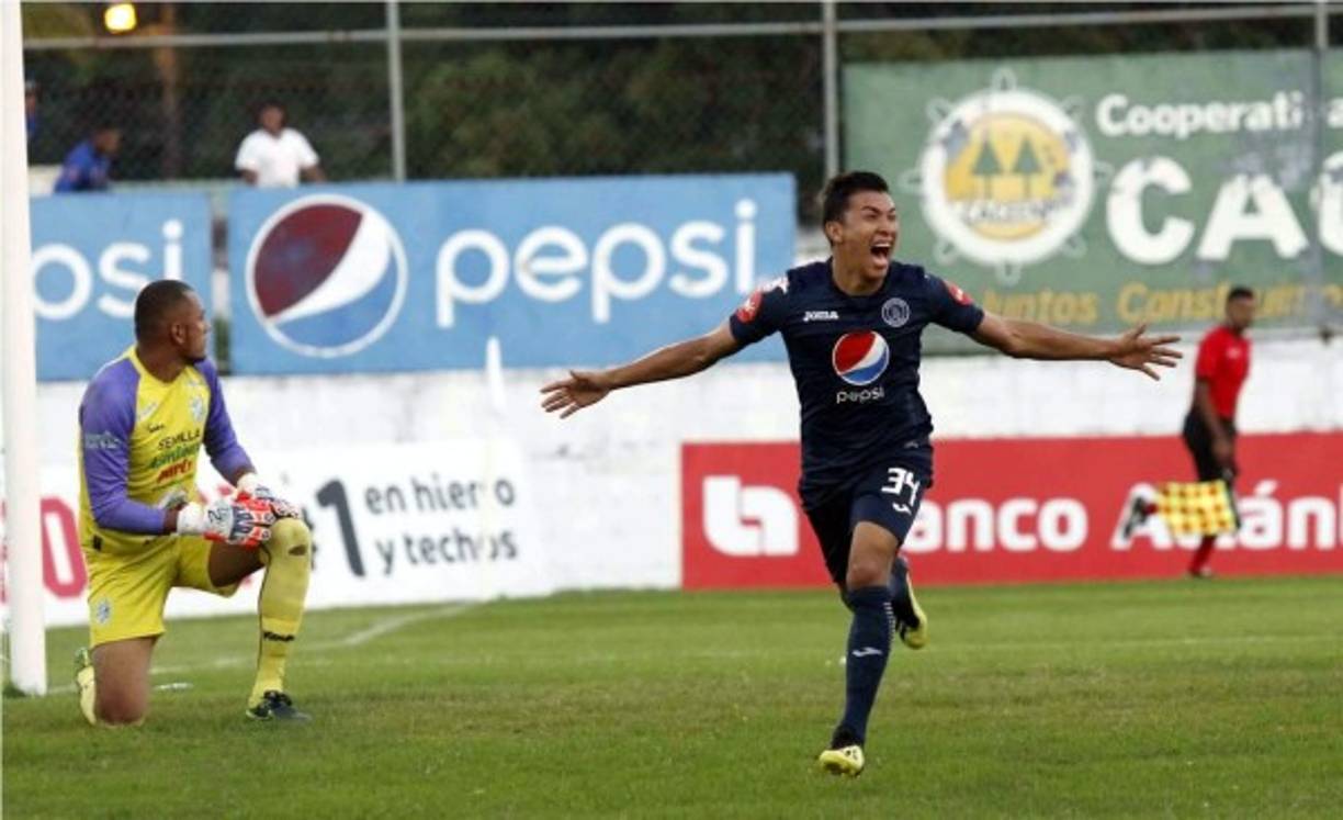 Kevin López corre a celebrar su gol que le marcó al Platense con un remate de cabeza.