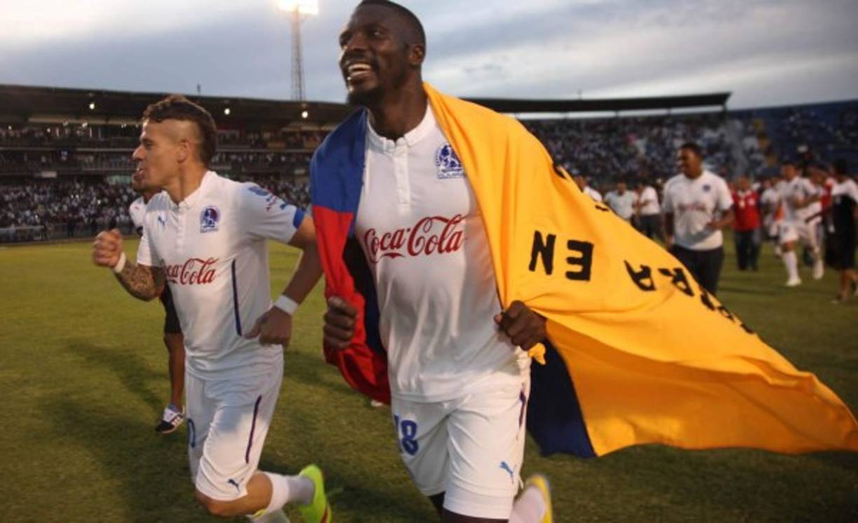 Javier Estupiñán, con la bandera colombiana.