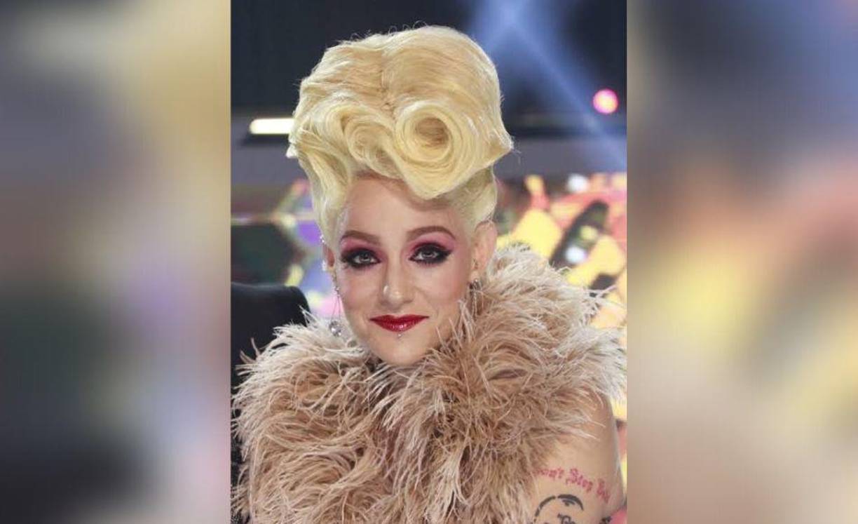 Hasta exóticas pelucas luce en sus presentaciones. 