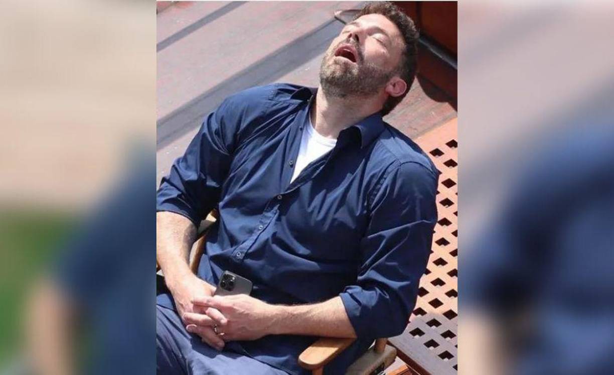 Sin embargo, pocos se dieron cuenta de que se trataba de una referencia a una serie de fotografías recientemente dadas a conocer de Ben Affleck, en la que lo vemos dormido en un bote y terminaron por volverse virales.