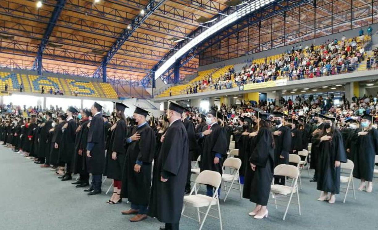 “Con orgullo entregamos al país un total de 1941 nuevos profesionales de 88 carreras”, dijo el rector. 