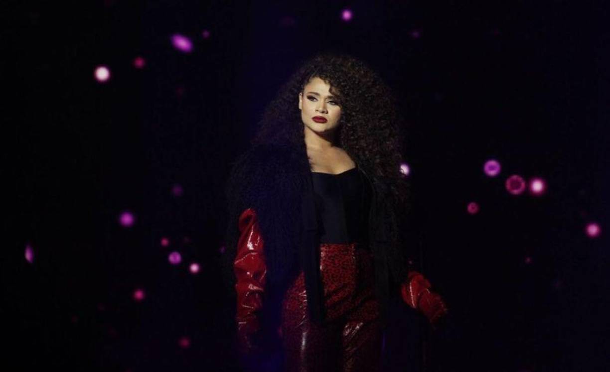 Lo cierto es que en cada concierto, la catracha roba suspiros con su belleza.