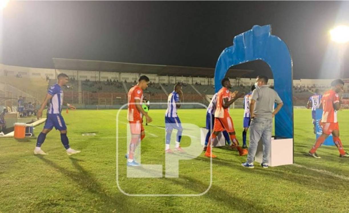 La salida al campo de los jugadores del Vida y Victoria para disputar el clásico ceibeño que se volvió a jugar después de más de cinco años.