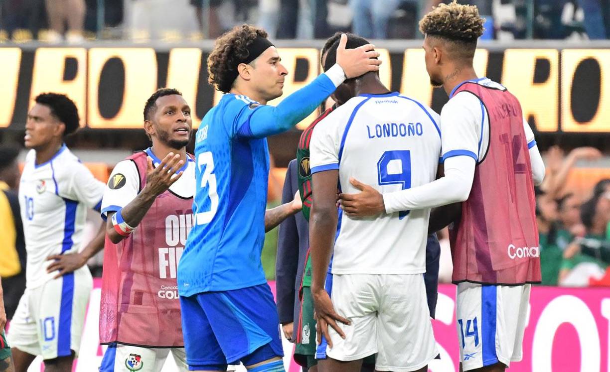 Guillermo Ochoa también consoló a los jugadores panameños al final del partido.