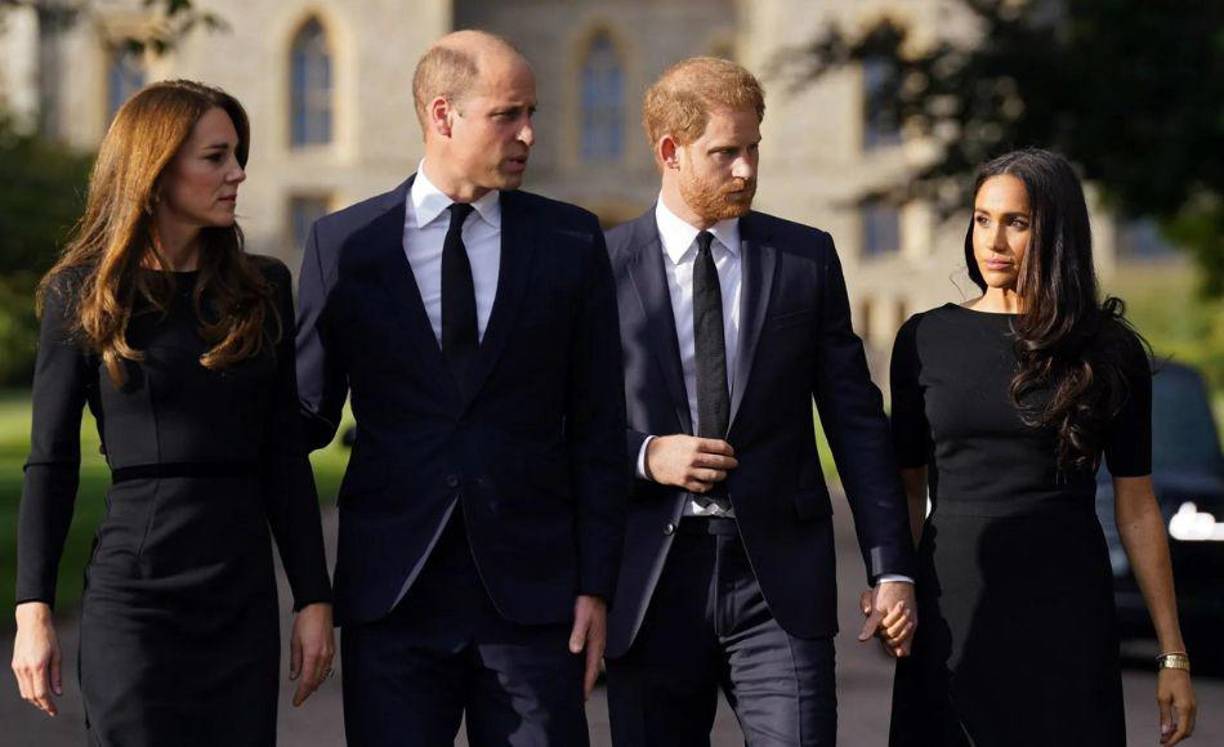 Reiman comentó que las diferencias eran más evidentes que nunca cuando Harry corrió para abrirle la puerta del auto a Meghan mientras William se hacía a un lado mientras Kate manejaba la situación sola. “Te sientes cómodo con lo que sabes y esperas”, dijo.