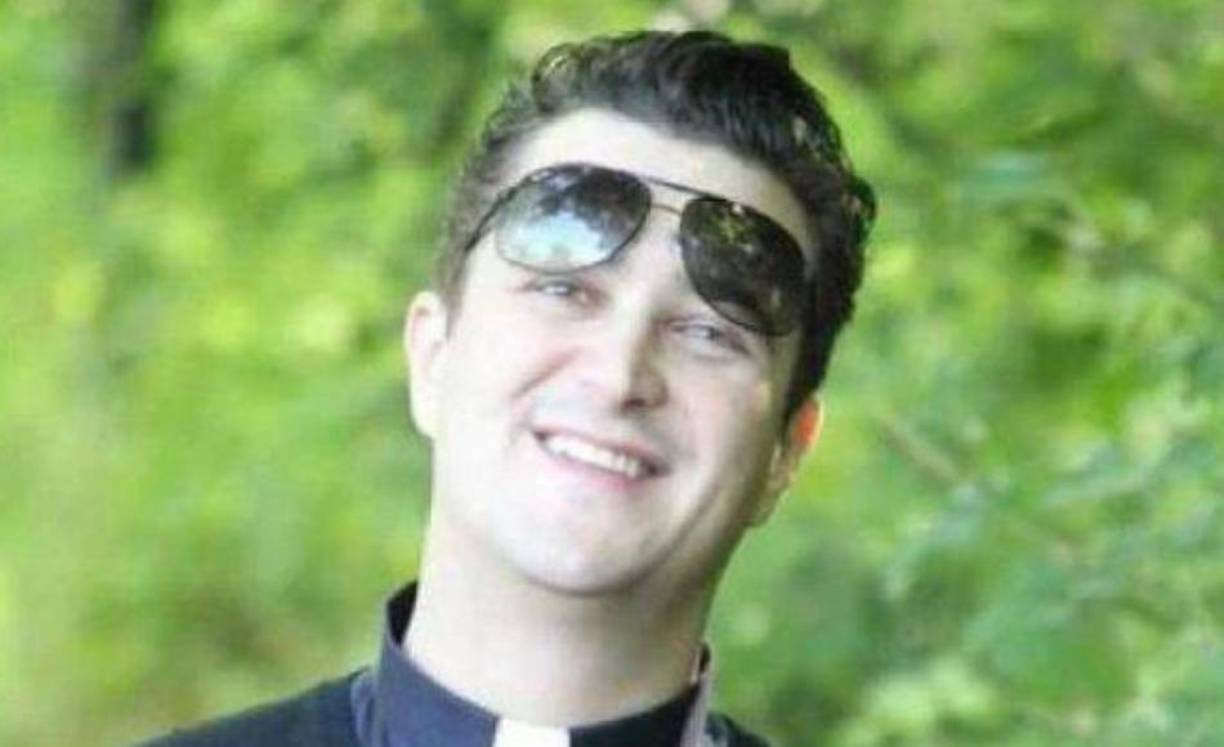 Spagnesi utilizó al menos cien mil euros de fondos de la Iglesia de la Anunciación de Castellina para comprar las drogas que eran suministradas por narcotraficantes y consumirlas junto a sus invitados.