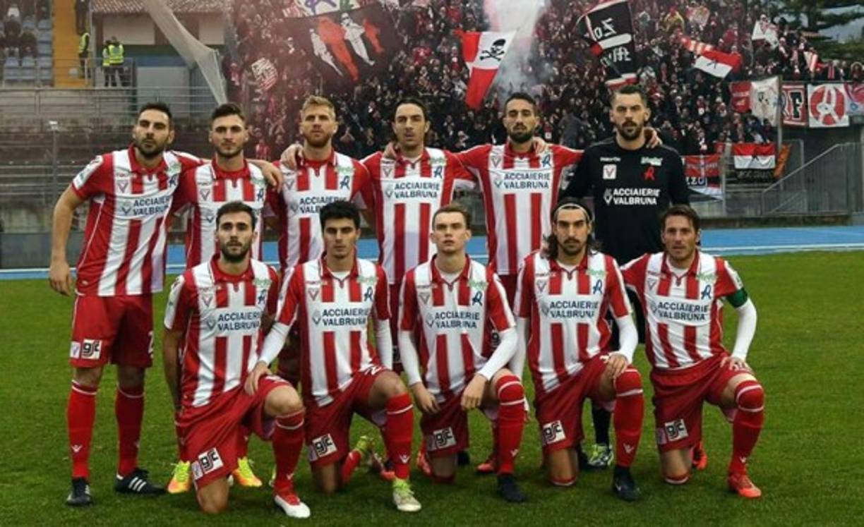El Vicenza Calcio es uno de los históricos clubes del fútbol italiano, pero hace algunas semanas fue declarado en bancarrota. En el pasado quedaron esos tiempos de gloria, en los que competía en la Serie A y en el que se proclamó campeón de la Coppa Italia (temporada 96/97). Al año siguiente descendió, y desde ese entonces la institución comenzó a vivir una grave crisis económica.