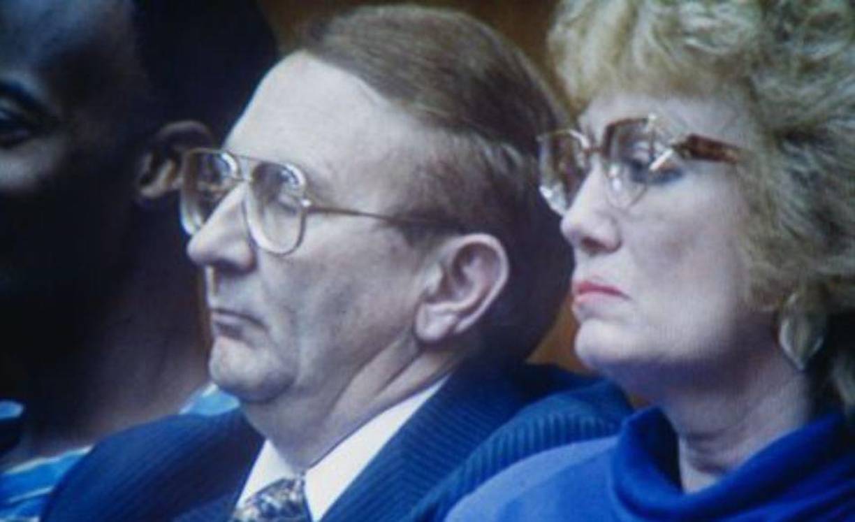  Según el medio The Sun, Lionel Dahmer, quien vivía en una zona rural de Ohio, no se ha manifestado en ningún momento desde el lanzamiento de la serie pero es “un manojo de nervios” al ver que fans de su hijo se han personado en su propiedad.