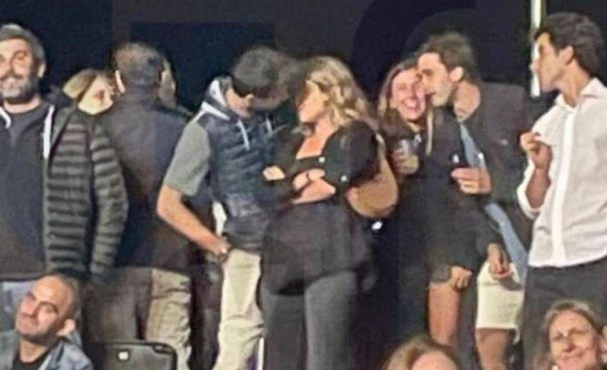 La relación de Clara Chía y Gerard Piqué ya está completamente abierta. La joven estuvo acompañándolo en su partido de despedida del Camp Nou y hasta vieron la gran celebración que hicieron en una de las tribunas.