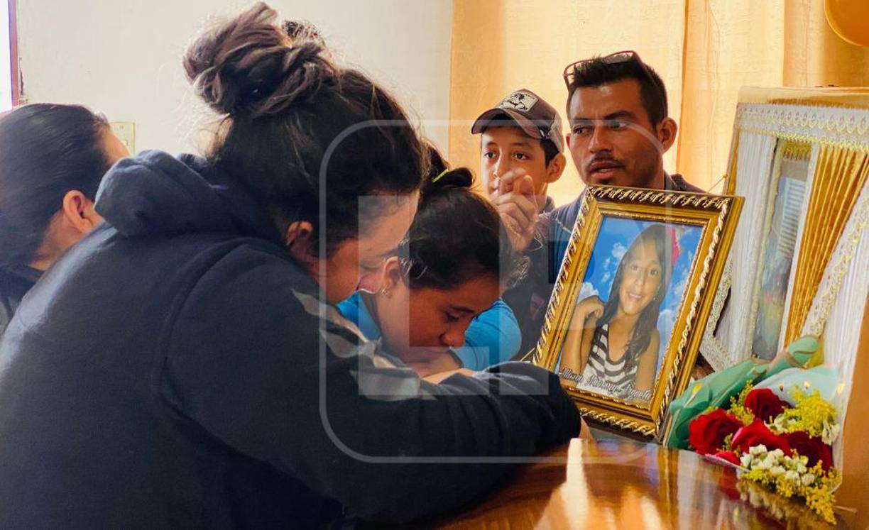 La madre Allison Nahomy apenas podía hablar, su rostro reflejaba un inmenso dolor.