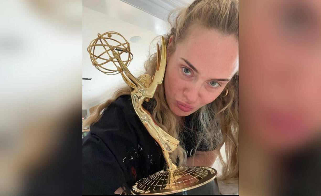 La cantante de “Easy on Me” celebró ganar su primer Emmy con una serie de selfies de Instagram el domingo, pero una foto mostraba el trofeo en su mesa de café con cierto accesorio que sorprendió a sus 50,8 millones de seguidores.