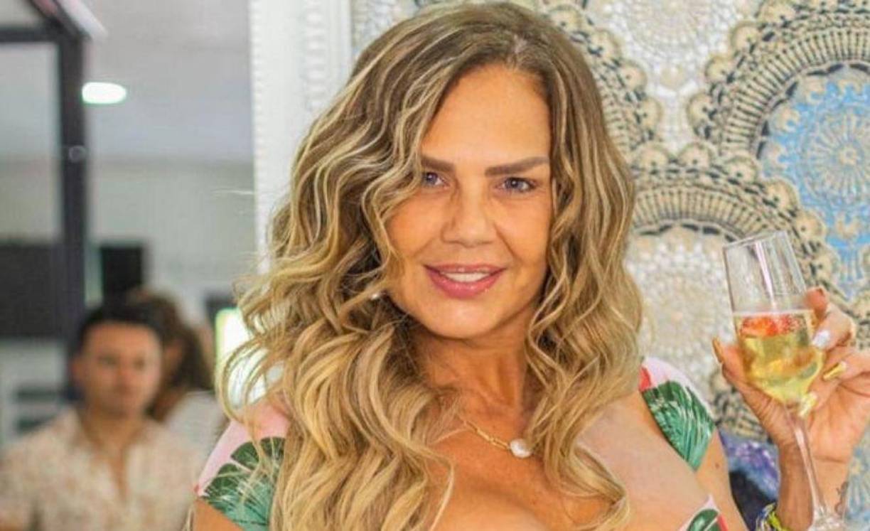 Confirmó que también atraviesa por una separación, pues su relación con Juan Vidal ha llegado a su fin. 