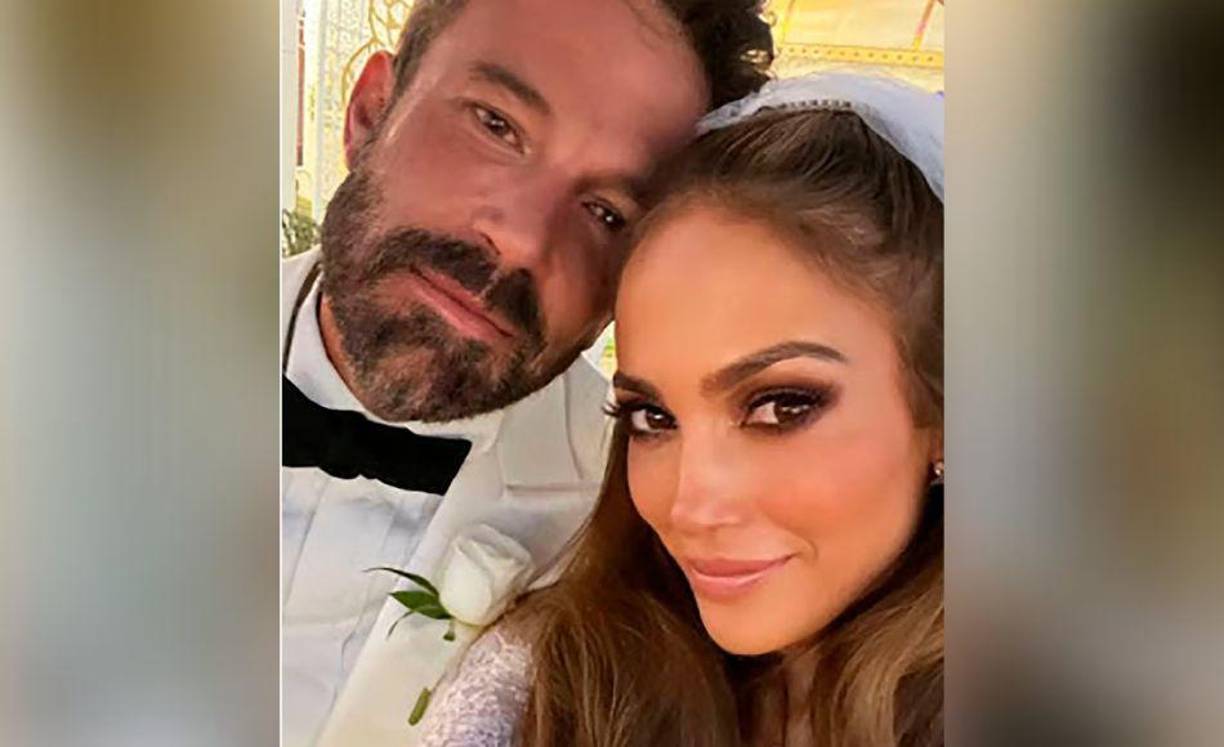  J. Lo también agradeció al lugar, Little White Wedding Chapel, en su boletín informativo por “permitirme usar la sala de descanso para cambiar mientras Ben cambiado en el baño de hombres”. 