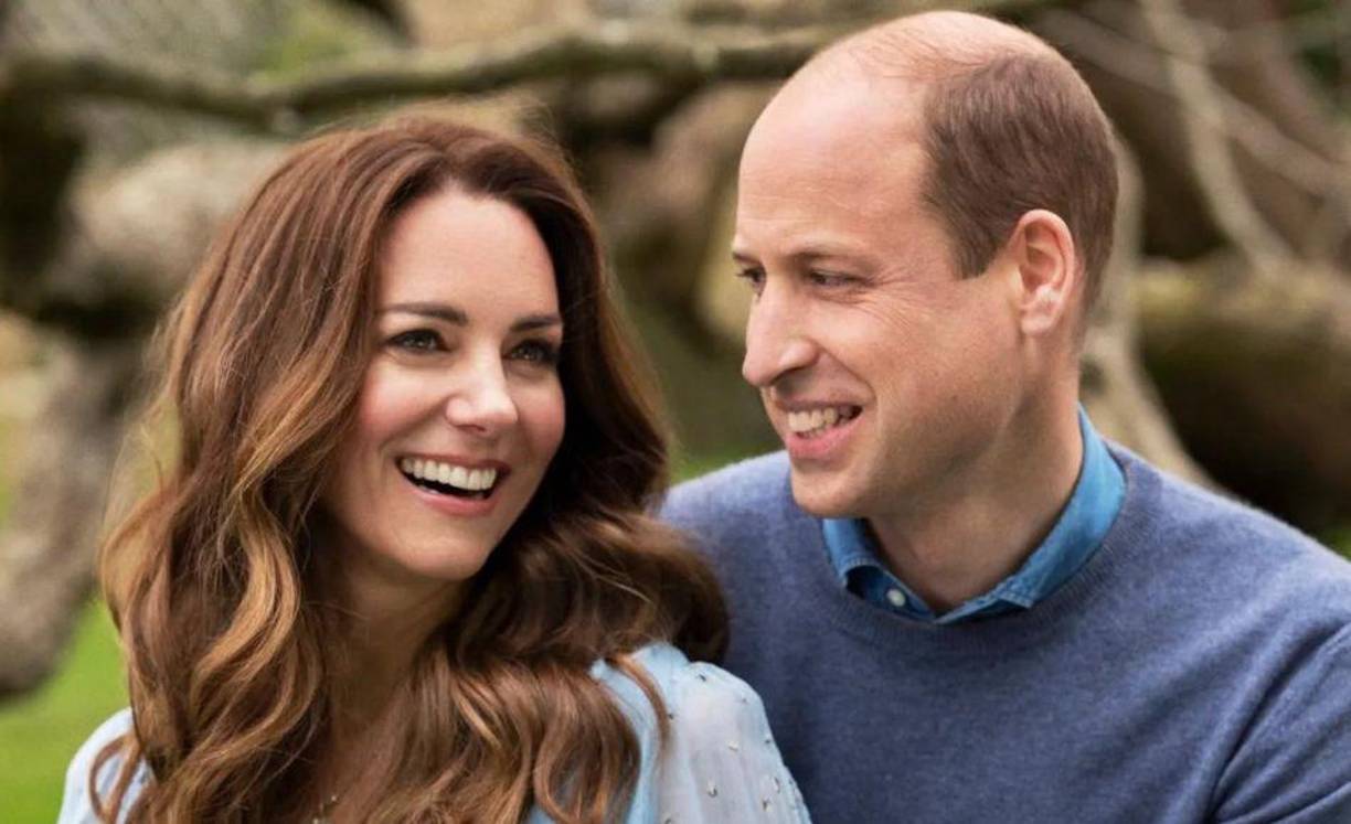 El príncipe William y Kate Middleton tuvieron un enfoque notablemente diferente para manejar al público en general que el príncipe Harry y su esposa Meghan Markle cuando saludaron a cientos de personas fuera del castillo de Windsor que estaban de luto por la pérdida de la reina Isabel II, quien murió el jueves a la edad de 96 años.