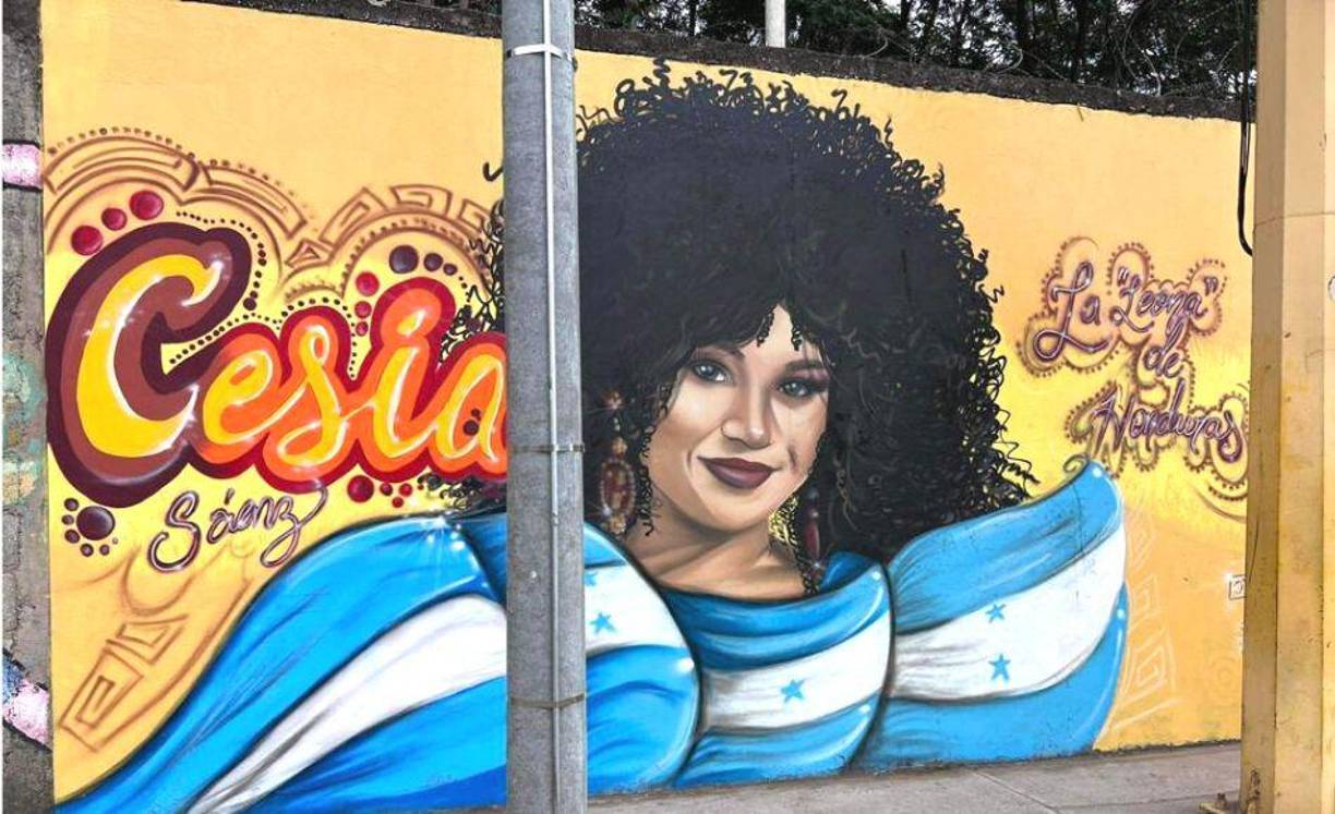 En creación artística se observa el rostro de “La leona de Honduras” junto a la Bandera Nacional. 