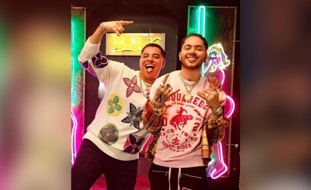 En total, los cantantes gastaron mínimo 56 mil pesos en dos hamburguesas y un corte de carne bañado en oro.