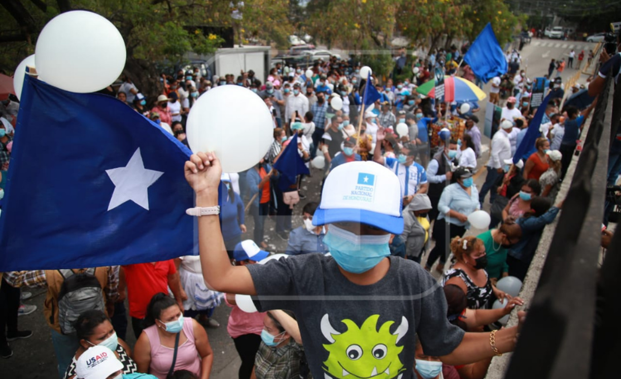Nacionalistas de diversas partes del país en las afueras de la CSJ. 