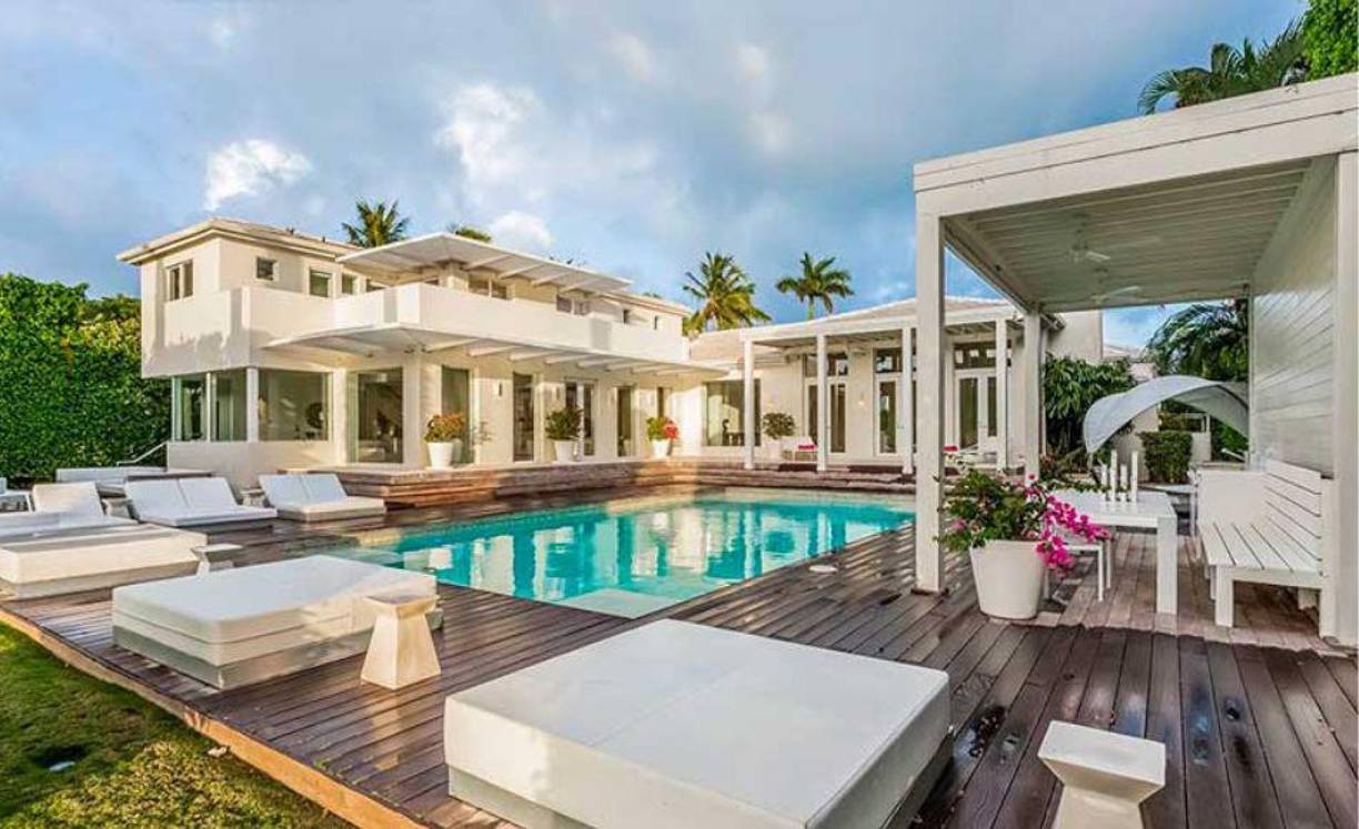 La mansión tiene vista al mar, tiene 750 metros cuadrados de construcción y está distribuida en dos plantas y en una superficie de casi 2 mil metros cuadrados.