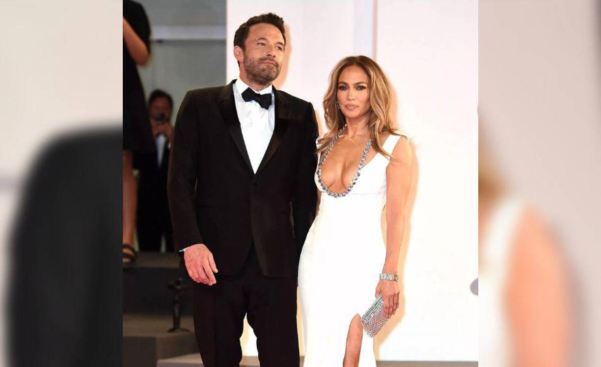 “Hicimos fila para obtener una licencia con otras cuatro parejas, todos haciendo el mismo viaje a la capital mundial de las bodas”, agregó.