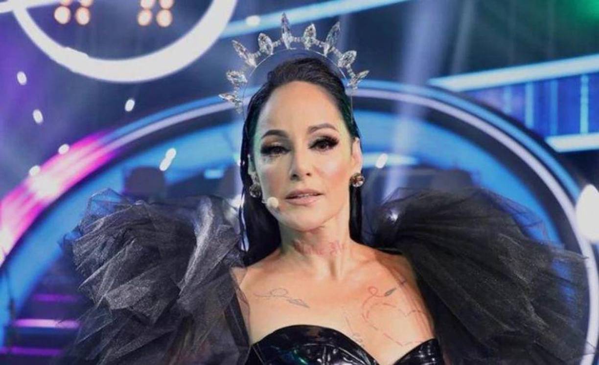 Lo cierto es que en las últimas galas Lola Cortés ha utilizado atuendos muy parecidos a los de la cantante Katy Perry.