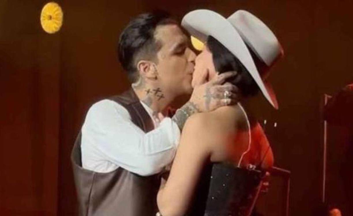 Los conductores comentaron esta publicación y asumieron que, de acuerdo con la fecha que escribió Nodal, Ángela Aguilar podría tener 2 meses de embarazo.