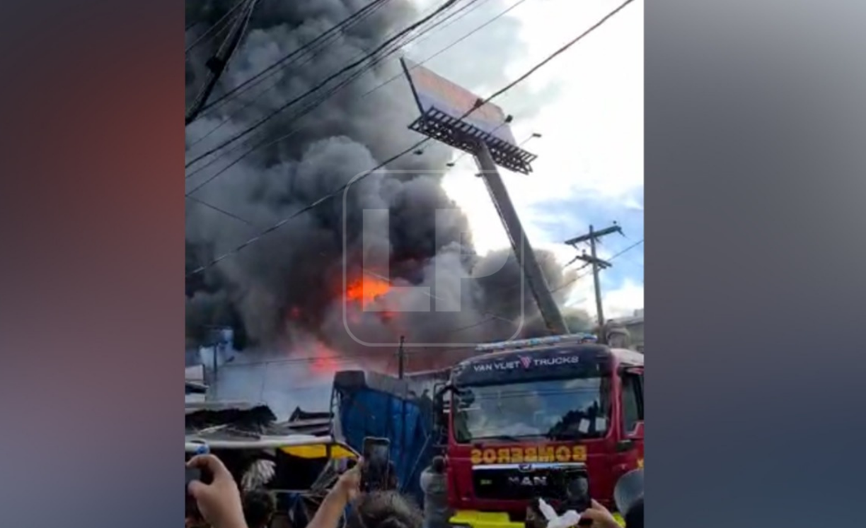 Bomberos tratando de sofocar las llamas.