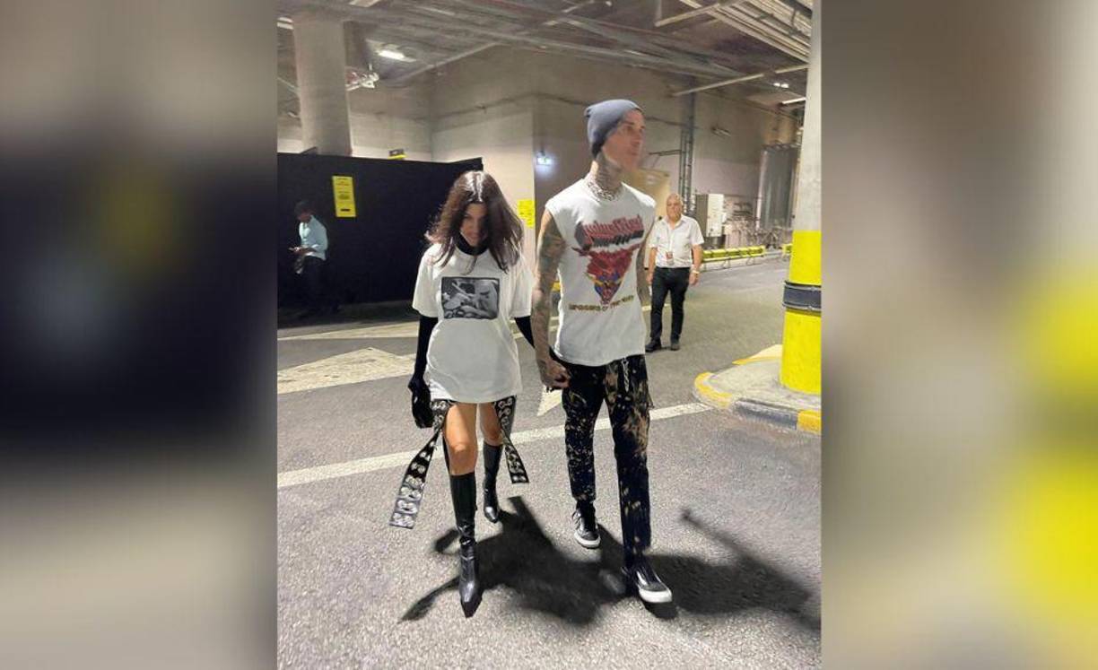 En el carrusel, Kardashian y Barker fueron fotografiados caminando de la mano detrás del escenario con sus atuendos rockeros.