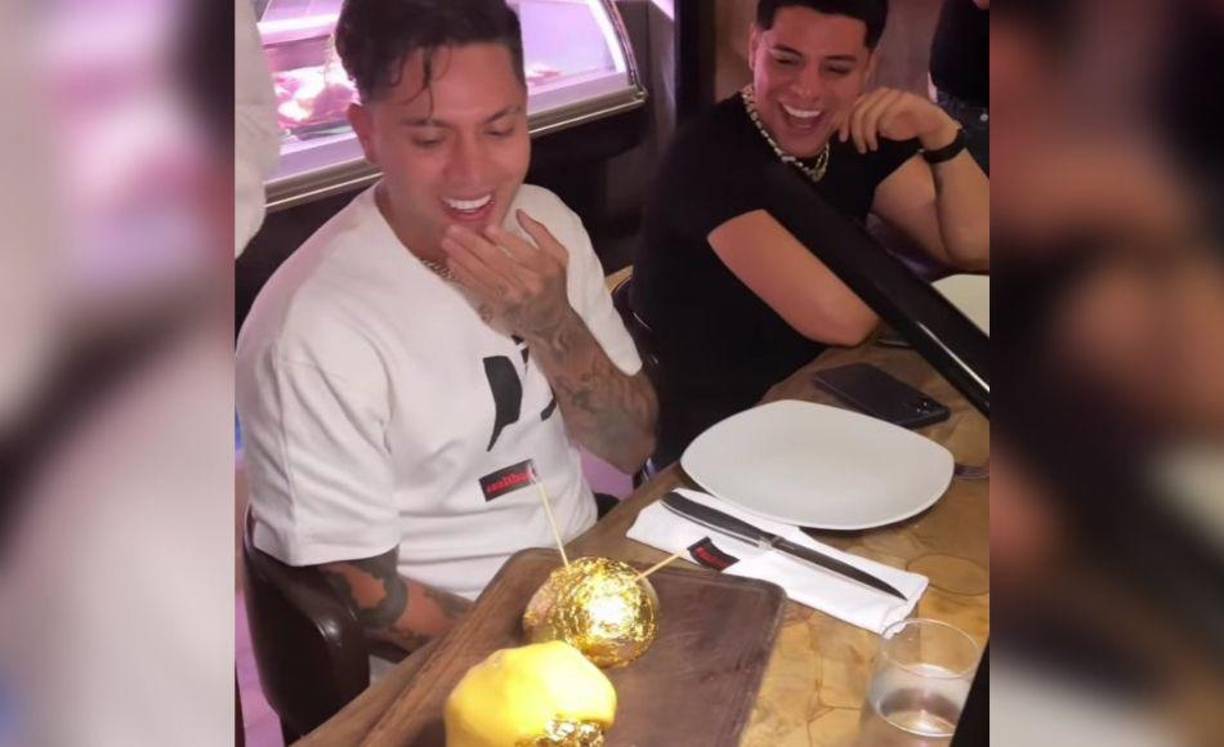 Así mismo, compartió en sus historias de Instagram una serie de videos donde se ven comiendo dentro del restaurante de carnes del chef turco Nusr-Et, ubicado en Miami, Estados Unidos.