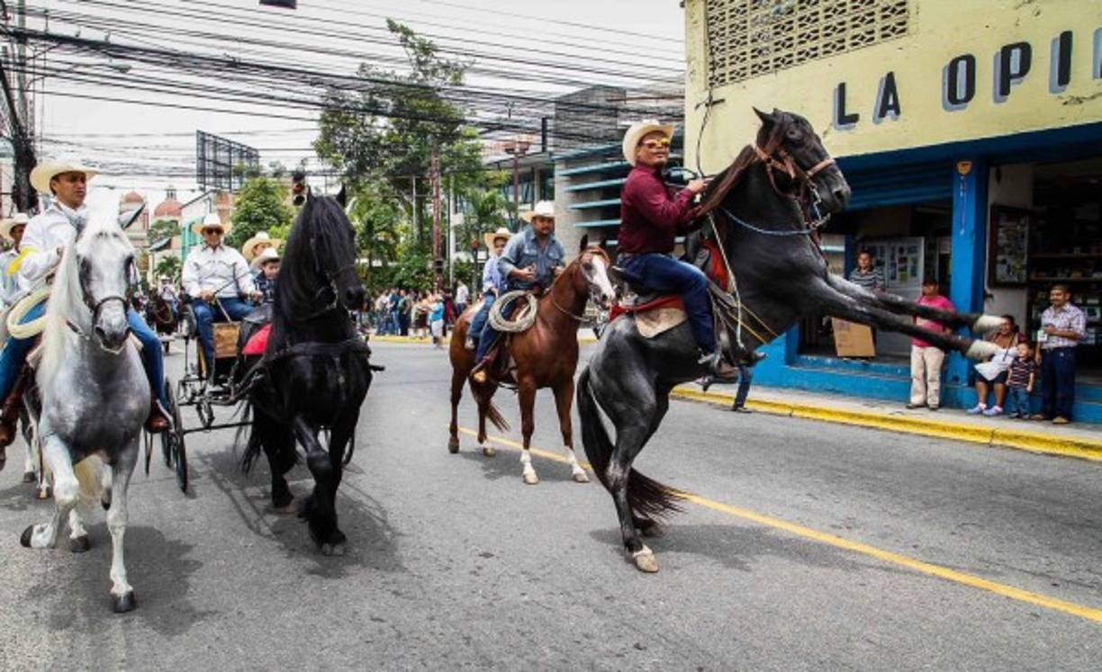 Algunos de los participantes difrutan su paseo en un día lindo en San Pedro Sula.