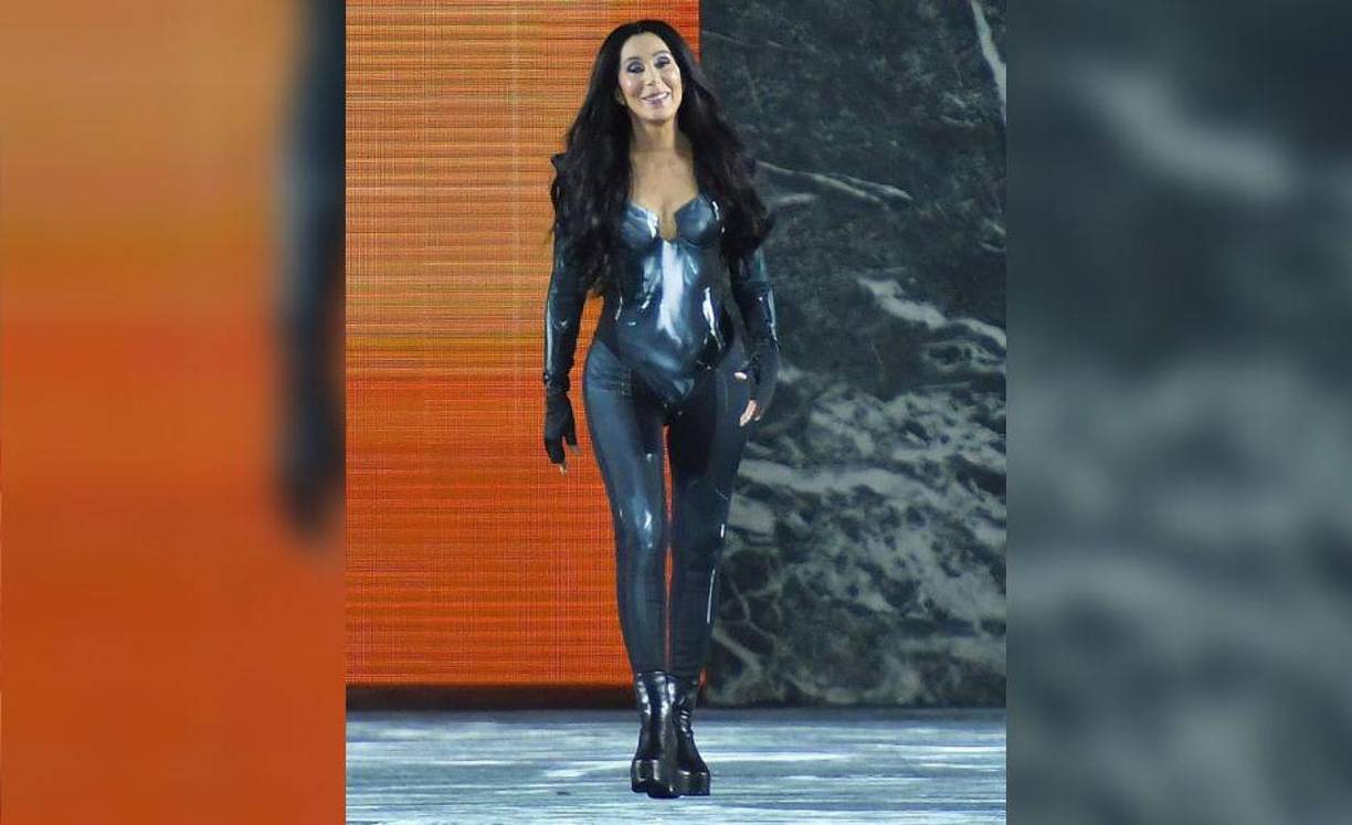 La cantante de 76 años, que el pasado junio lanzó una exitosa colección cápsula junto a Versace bautizada como Chersace, fue la encargada de cerrar al show al ritmo de su tema Strong Enough y vestida con un mono ajustado, muy futurista y combinado con unas botas con plataforma. 