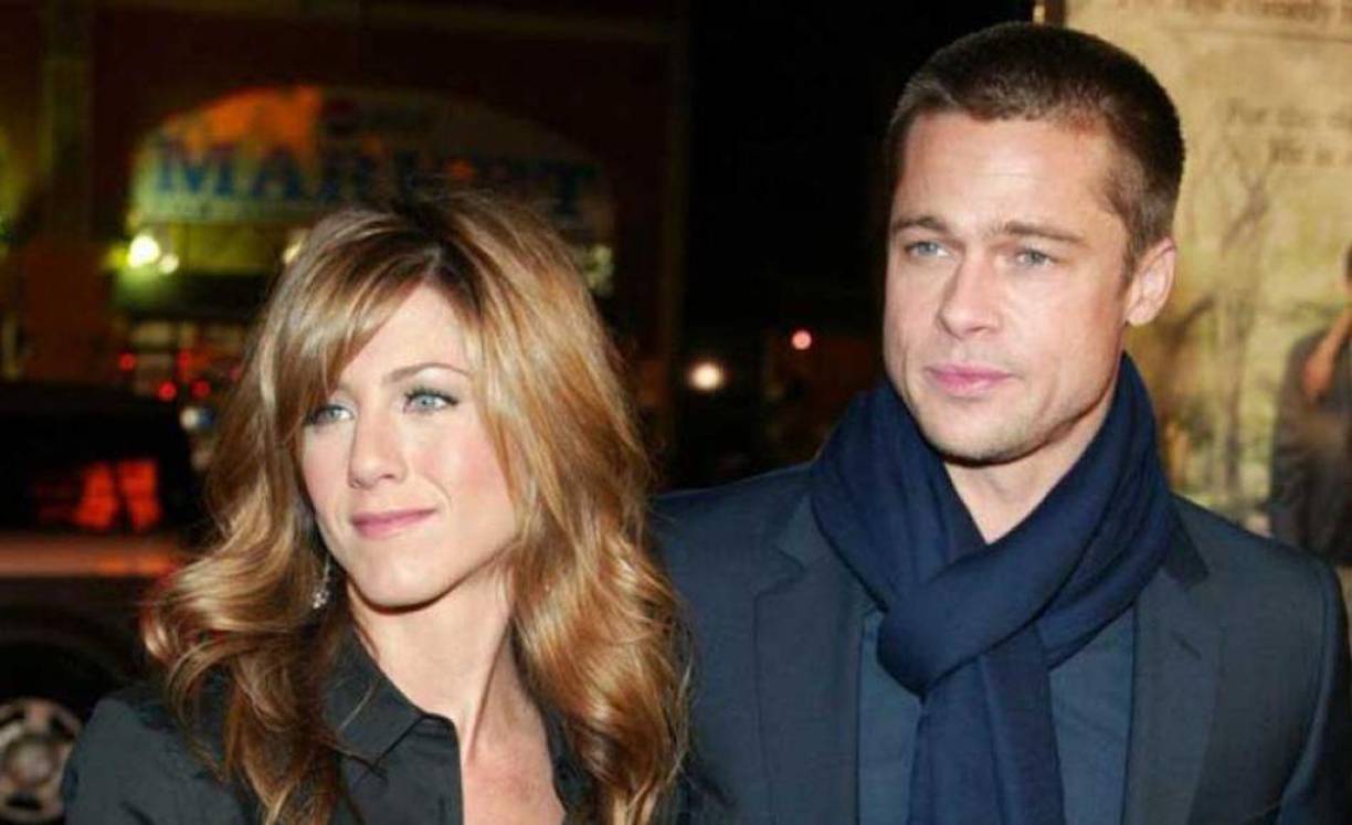 Y añadió, “Si Brad quiere hacer lo correcto con Jen, buscará en su bolsillo y le entregará un cheque por 100 millones, lo que sería una gota en el océano si la venta se lleva a cabo”.