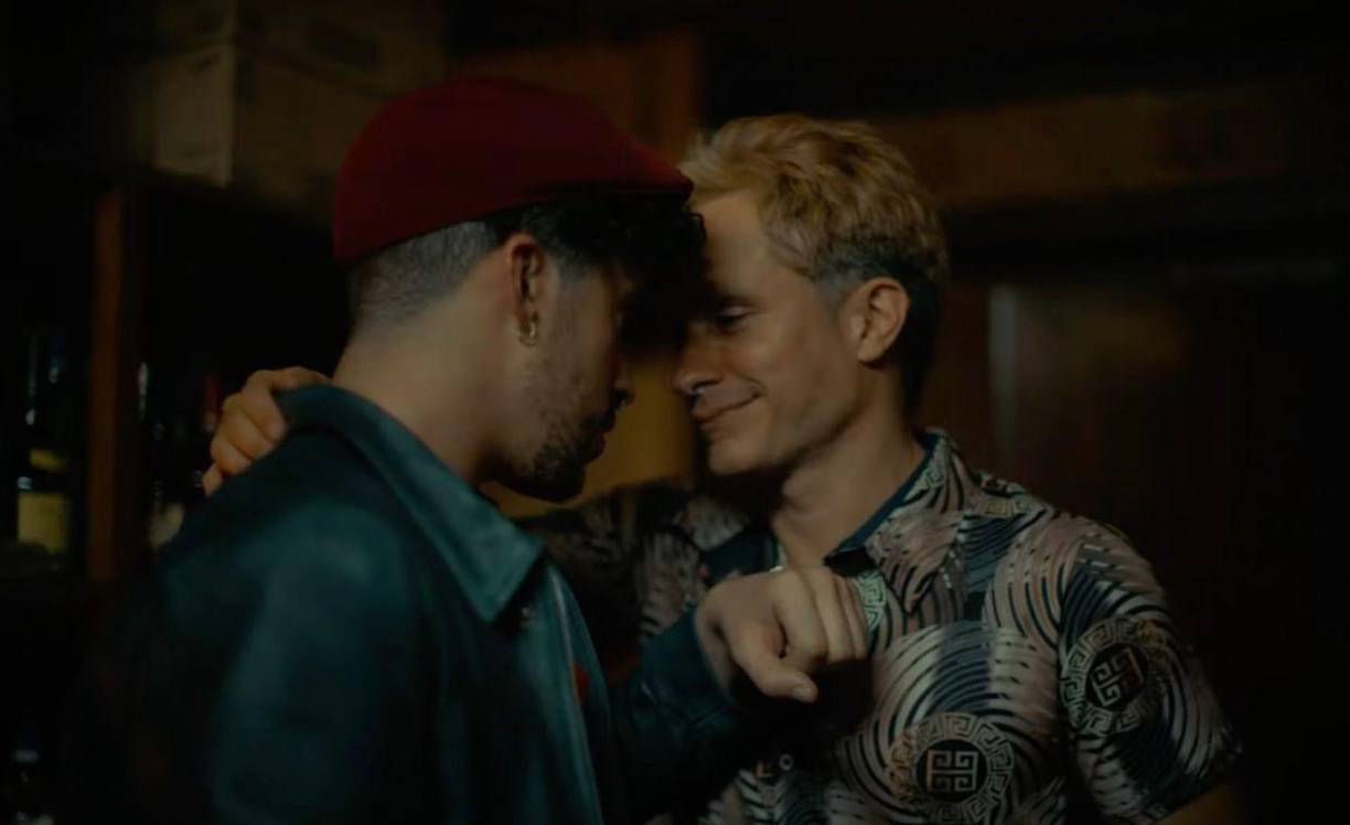 En una de las escenas del trailer, se puede ver a Bad Bunny muy encaramelado con el protagonista, ya que él es uno de sus enamorados en la historia de “Cassandro”.