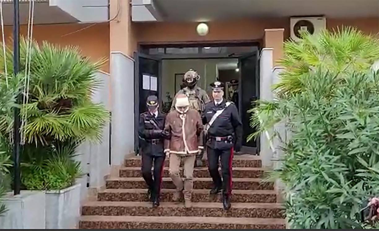 El capo aparecía como Andrea Bonafede, nacido en 1963, en el historial de la clínica de “La Maddalena” de Palermo, donde se trataba desde hace un año y donde nadie parecía haberse dado cuenta de que ese hombre enfermo era el último padrino de Cosa Nostra, protegido durante tres décadas por una red impenetrable que le permitía seguir dirigiendo en la sombra las actividades criminales.