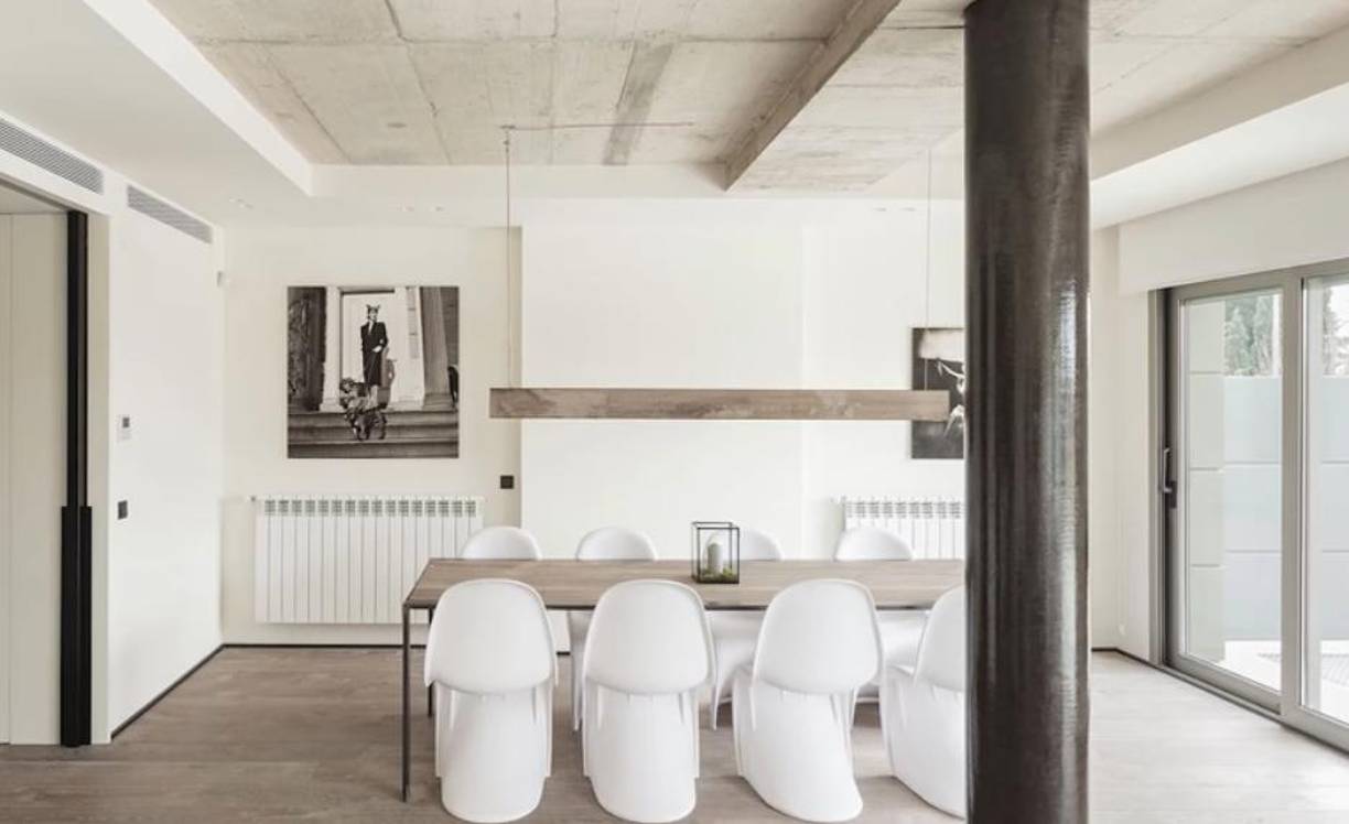  La casa posee varias piscinas, una <b>zona de juegos</b> y de estudio, una <b>biblioteca</b>, un <b>gimnasio</b> totalmente equipado, un <b>gran jardín</b>, una cancha de fútbol y otra de pádel