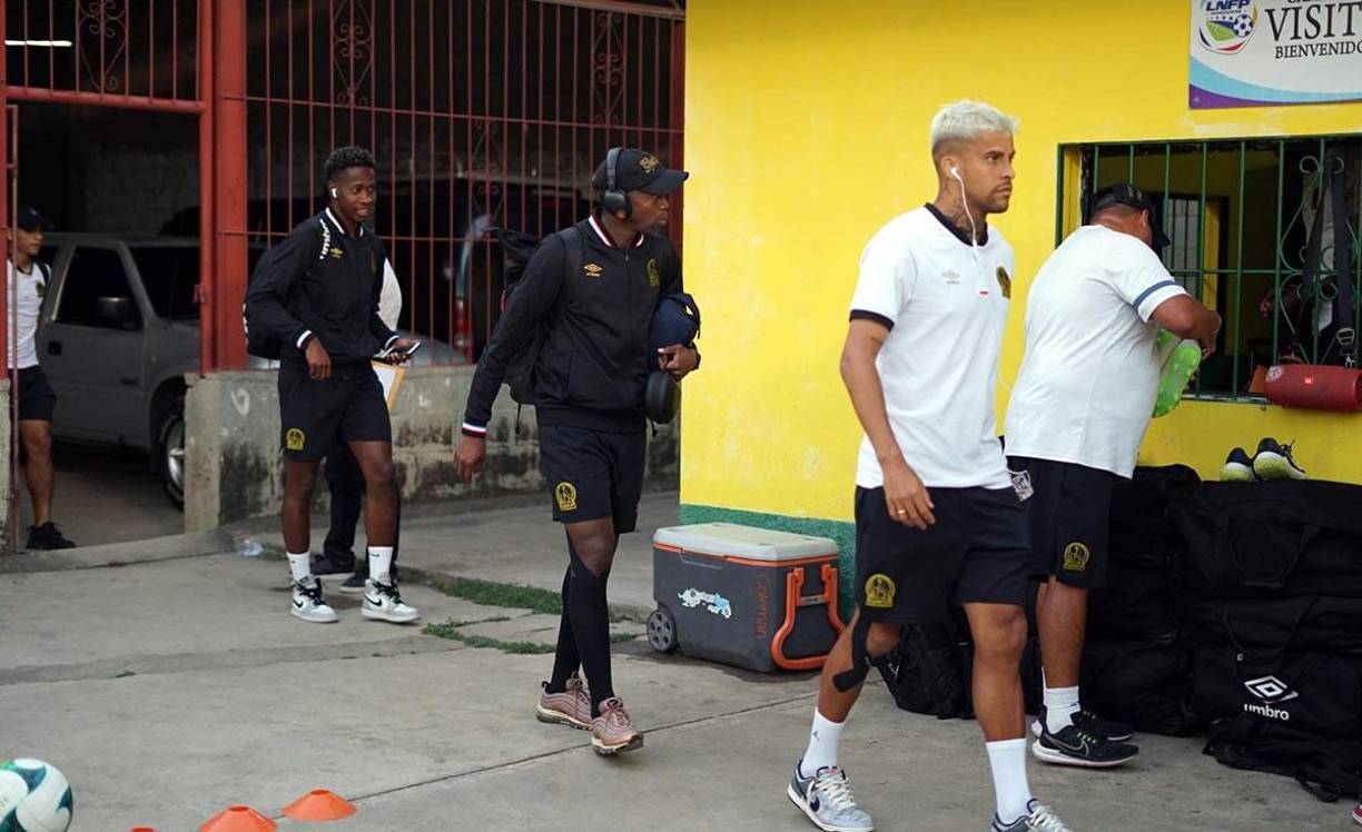La llegada del plantel del Olimpia al estadio Humberto Micheletti para el partido ante el Honduras Progreso.