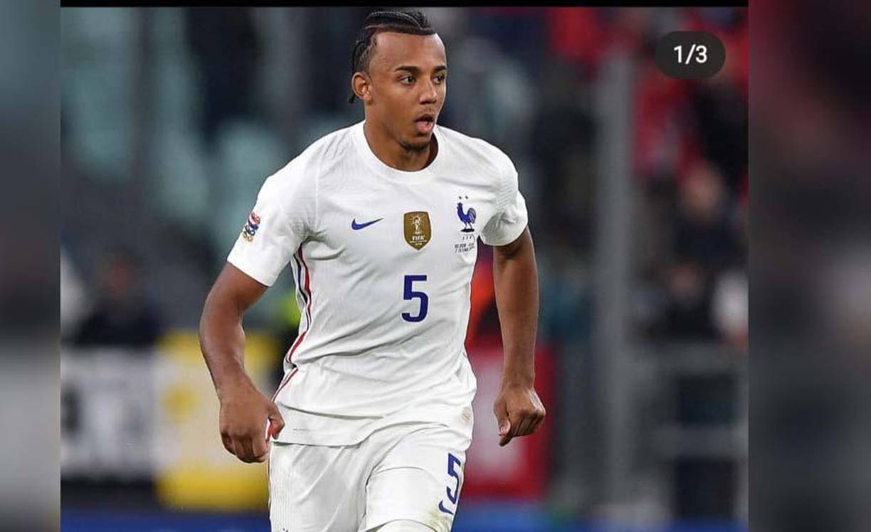 Además de militar en el Sevilla, el defensor Jules Koundé juega en la Selección de Francia y debido a su buen rendimiento es del agrado de Xavi.