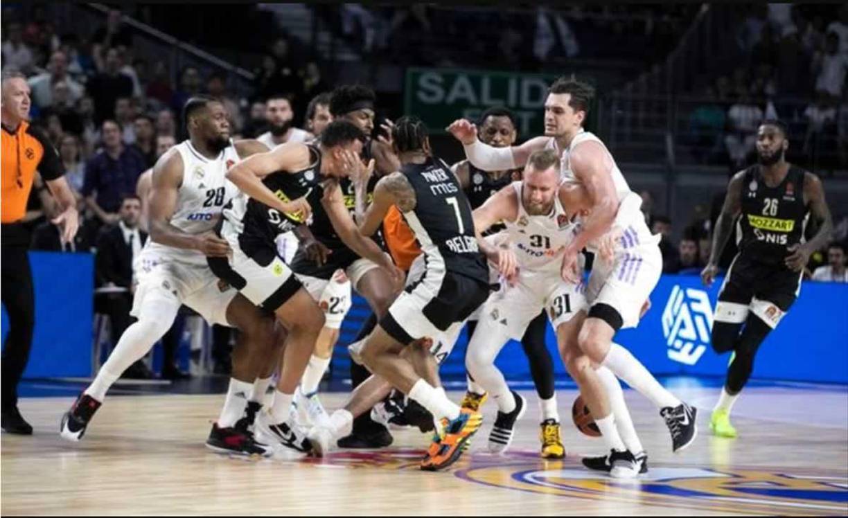 En las imágenes se ven golpes, llaves de judo y puñetazos al aire.