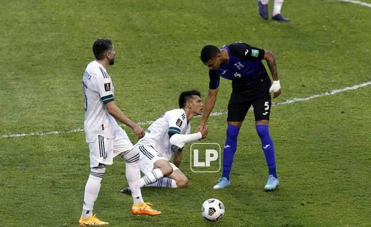 Kervin Arriaga ayuda a levantarse a Hirving ‘Chucky‘ Lozano tras una falta que le cometió.