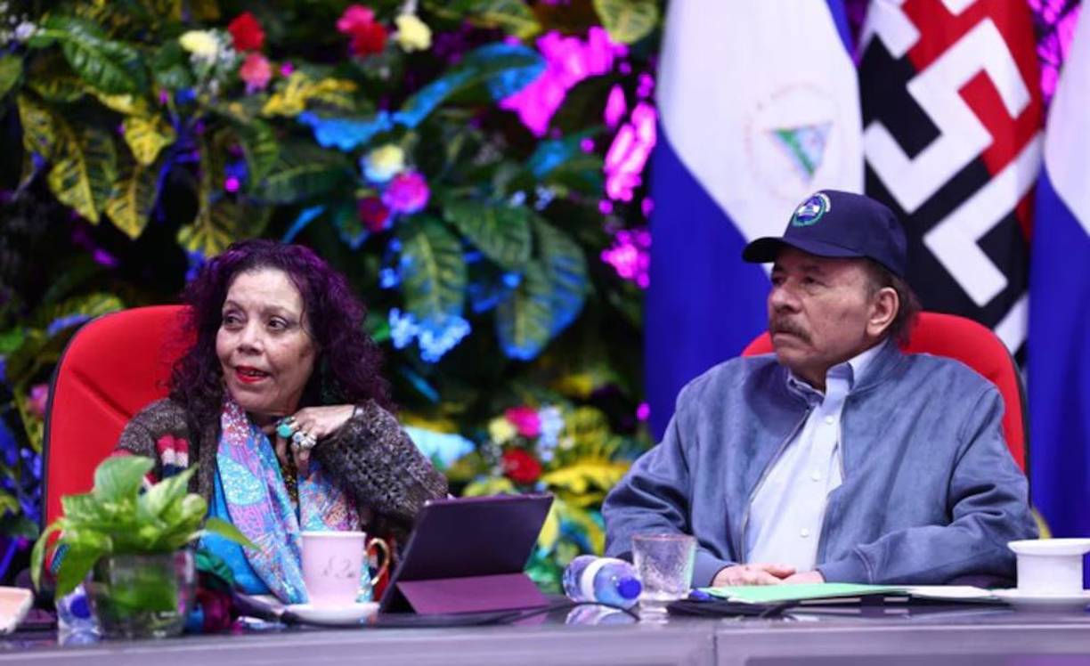 La iniciativa, que propone reformar centenares de artículos de la Carta Magna, establece en el Capítulo II, artículo 132, que la Presidencia de la República dirige al Gobierno y como Jefatura de Estado coordinará a los órganos legislativo, judicial, electoral, de control y regionales y municipales, en cumplimiento de los intereses supremos del pueblo nicaragüense y de lo establecido en la Constitución.