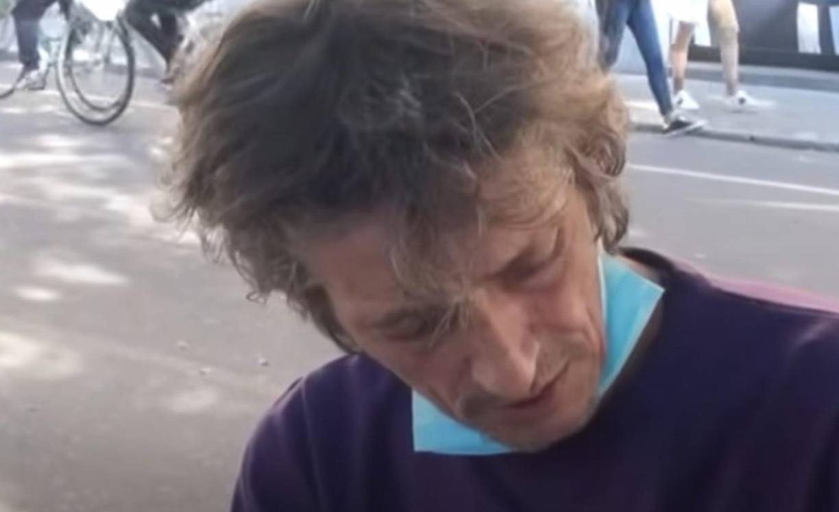 “Como sabéis, ayudamos a Maurizio Schillaci, el vagabundo con el perro de Piazza Verdi (teatro Massimo). Está realizando un curso de salud, pruebas, etc. y le ayudamos con su perro. Maurizio se encuentra en un estado de desnutrición importante”, dicen en Italia.