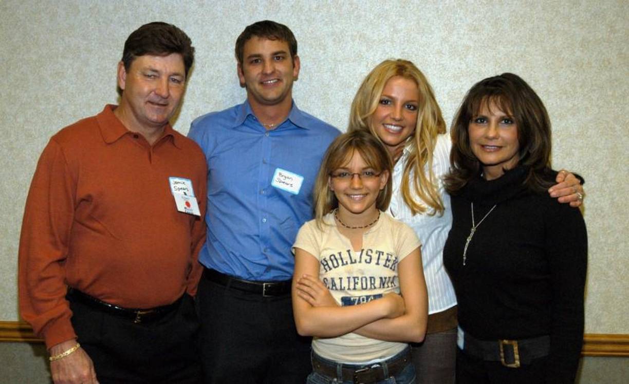 No quiso hablar de esto antes, sostiene la cantante, porque “es increíblemente ofensivo, triste y abusivo”. Su relato subraya que le dolió sentirse utilizada por su familia y especialmente la falta de apoyo de su madre, que no dio la cara por ella ni la ayudó a buscar un abogado.